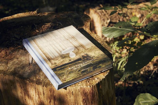 Svampesamlerens kogebog på en træstub i skoven