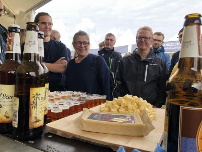 Forventningsfulde festivalgæster klar til at smage øl og ost