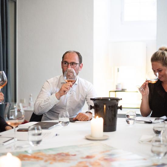 Smager på vin