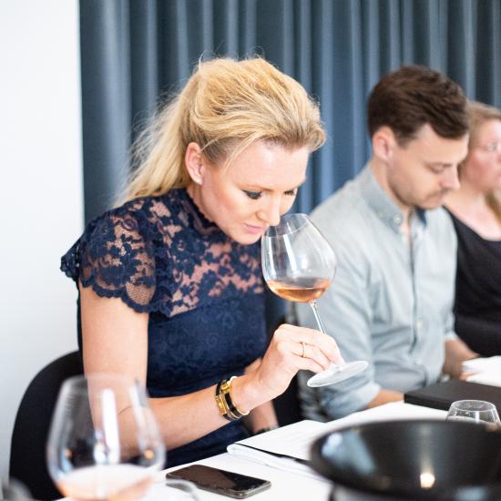 Kvinde smager på vin